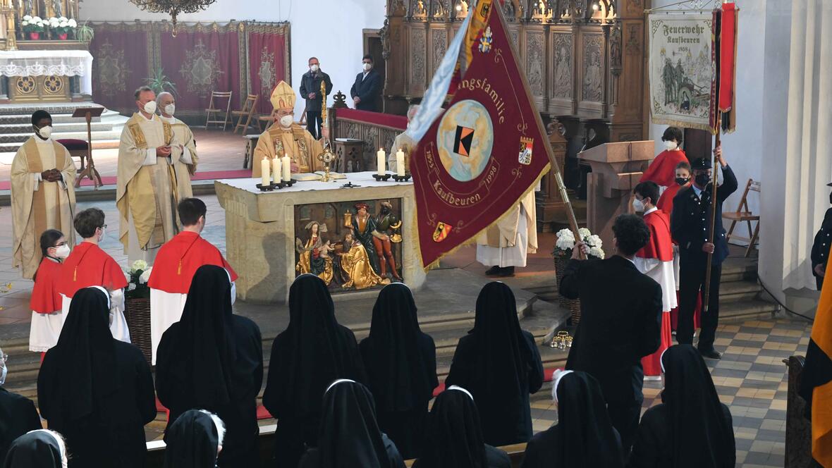 Beim Pontifikalgottesdienst zum Crescentiafest in der Stadtpfarrkirche St. Martin in Kaufbeuren erinnerte Bischof Dr. Bertram Meier an die besondere „Strahlkraft“ Crescentias. (Foto: Maria Steber / pba)