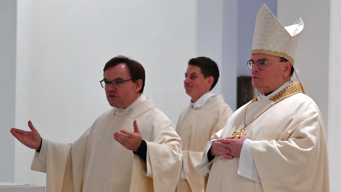 Bischof Bertram führte den neuen Regens Dr. Rainer Florie offiziell in sein Amt ein. (Fotos: Nicolas Schnall / pba)
