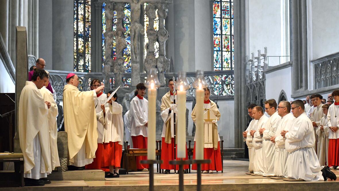 Durch Handauflegung und das Weihegebet empfingen fünf Männer die Weihe für den Ständigen Diakonat. (Fotos: Nicolas Schnall / pba)