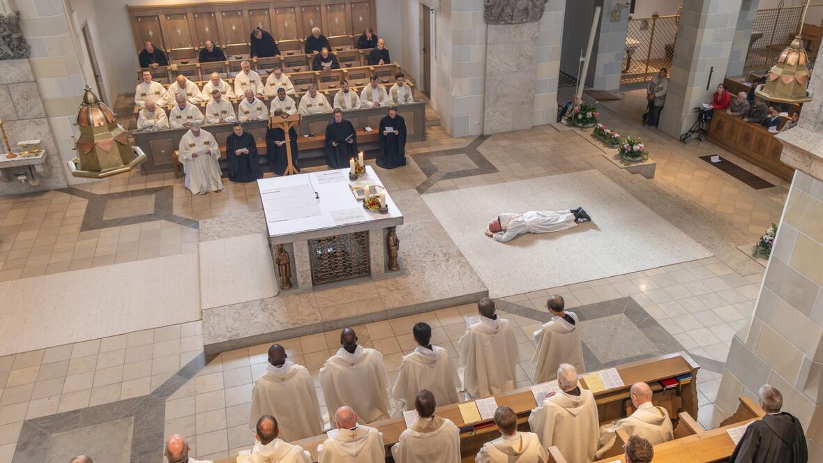Als Teil der Weiheliturgie und als Zeichen seiner Hingabe warf Immanuel Lupardi sich während der Allerheiligenlitanei zu Boden.