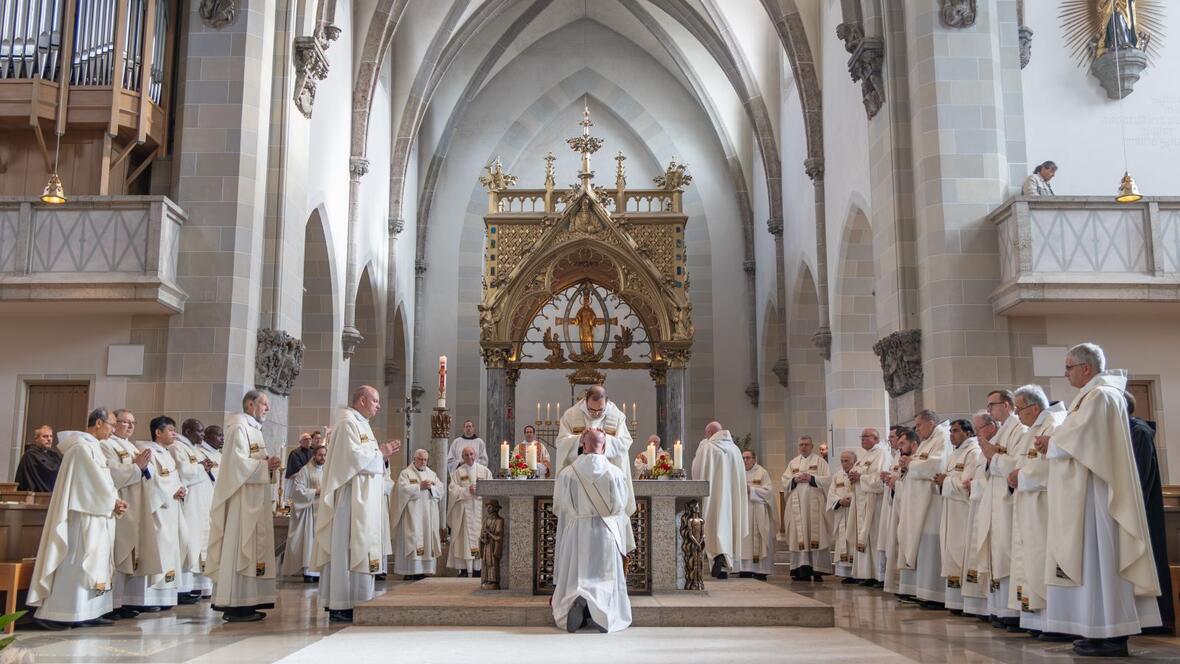 Aufgenommen in die Gemeinschaft: Zahlreiche Mitbrüder legten dem Neugeweihten ebenfalls die Hände auf.