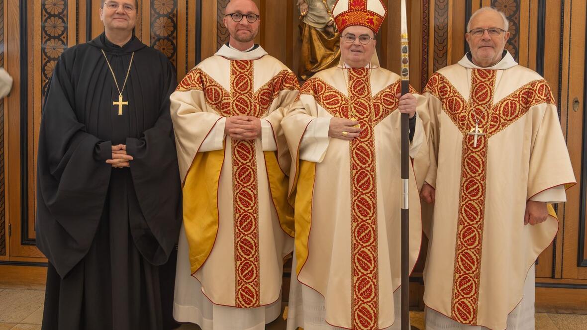 (v.l.) Abtprimas P. Jeremias Schröder, P. Immanuel Lupardi, Bischof Dr. Bertram Meier und Erzabt P. Wolfgang Öxler.