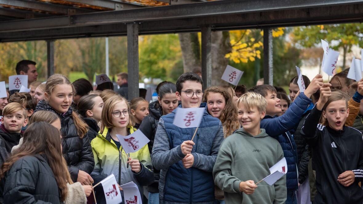 Feierlaune in Ursberg bei der Einweihung des neuen Schulpavillons (Fotos: Julian Schmidt / pba)