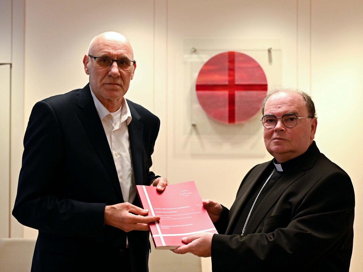 Hubert Paul, Vorsitzender der UAKA, stellte die Missbrauchsstudie für das Bistum Augsburg vor und übergab sie an Bischof Bertram. (Foto: Julian Schmidt / pba)