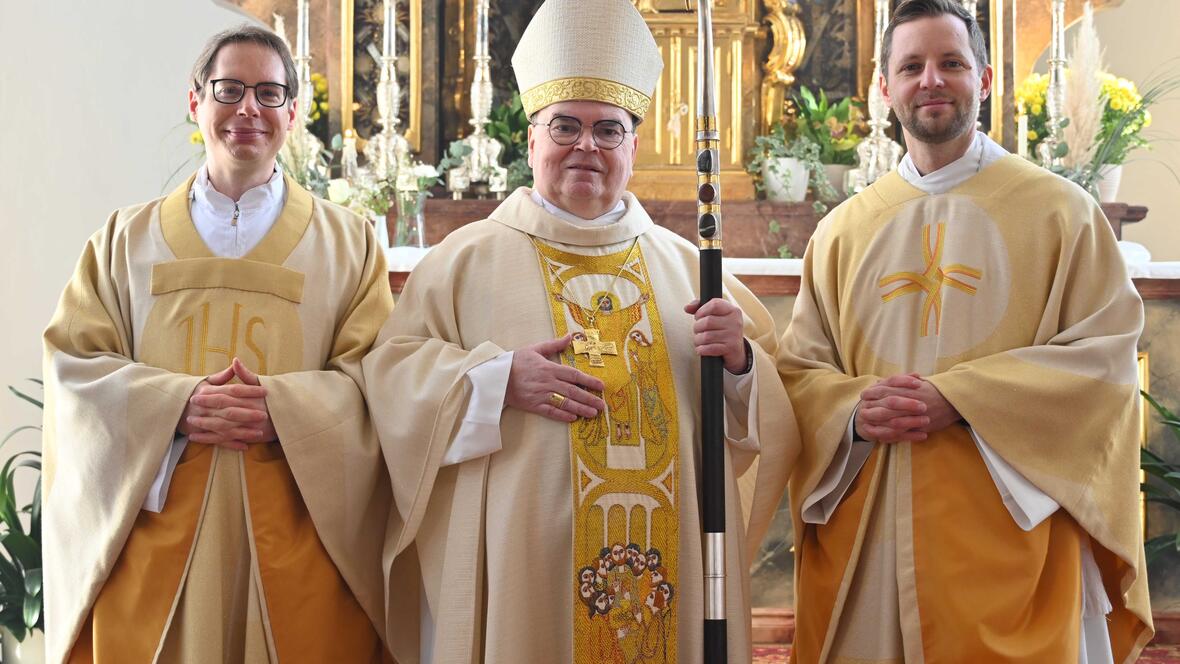 Stabwechsel im Bischöflichen Jugendamt: Der neue Leiter und Diözesanjugendpfarrer, Benedikt Huber (rechts), wurde von Bischof Bertram willkommen geheißen, sein Vorgänger, Pfarrer Tobias Wolf (links), aus dem Amt verabschiedet. (Fotos: Maria Rösch / pba)