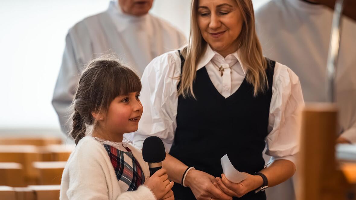 Ein junges Mädchen begrüßte den Bischof herzlich im Namen der versammelten Gemeinde.