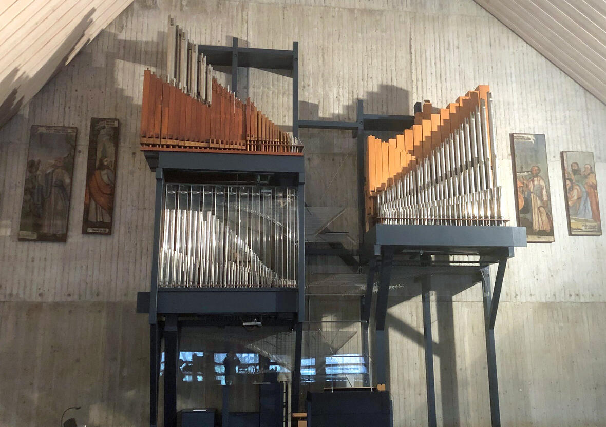 Eine neues Instrument für Tandern: Blick zur Orgel (Fotos von Orgel und Spieltisch: Pater Stefan Kling)