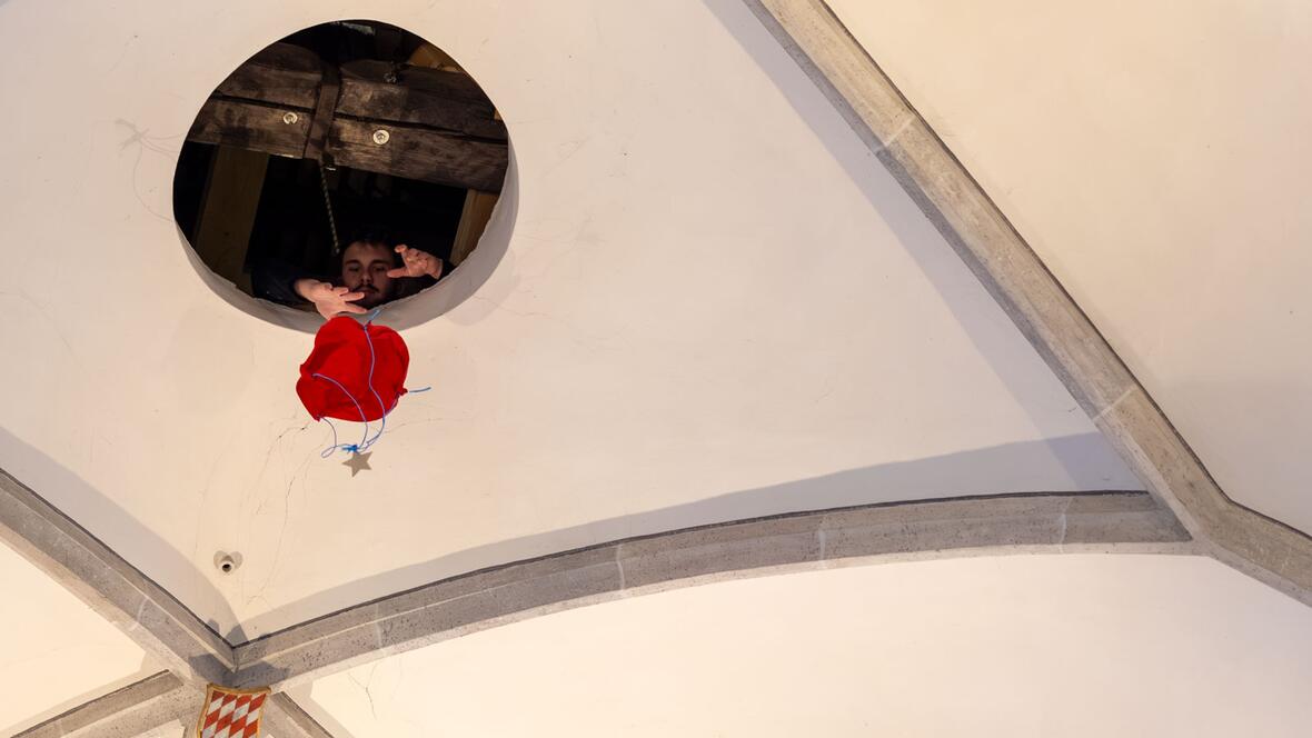 Die im Pfarrzentrum gebastelten und beschriebenen Fallschirmsterne wurden abschließend von der Kirchendecke herabgelassen...