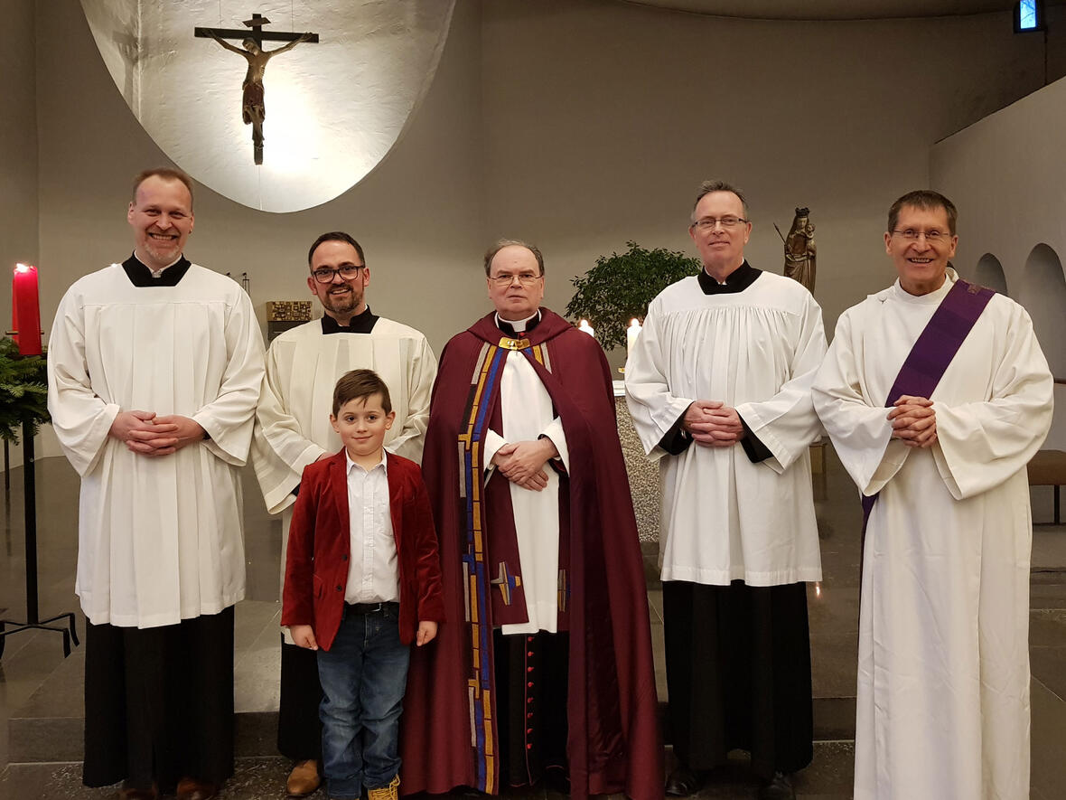 (v.l.) Manfred Selg, Filip Bäder mit Sohn Jonathan, Diözesanadministrator Prälat Dr. Bertram Meier, Dr. Pascal Gläser und Diakon Gerhard Rummel (Foto: Arbeitsstelle Ständiger Diakonat)