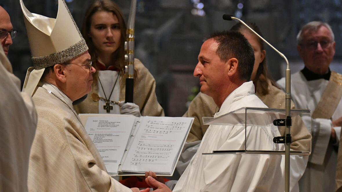 Bischof Bertram forderte die fünf neugeweihten Diakone in seiner Predigt auf, als "Auge der Kirche" zu fungieren und sich in ihrem Dienst stets an die Ränder von Kirche und Gesellschaft zu begeben (Fotos: Julian Schmidt / pba)