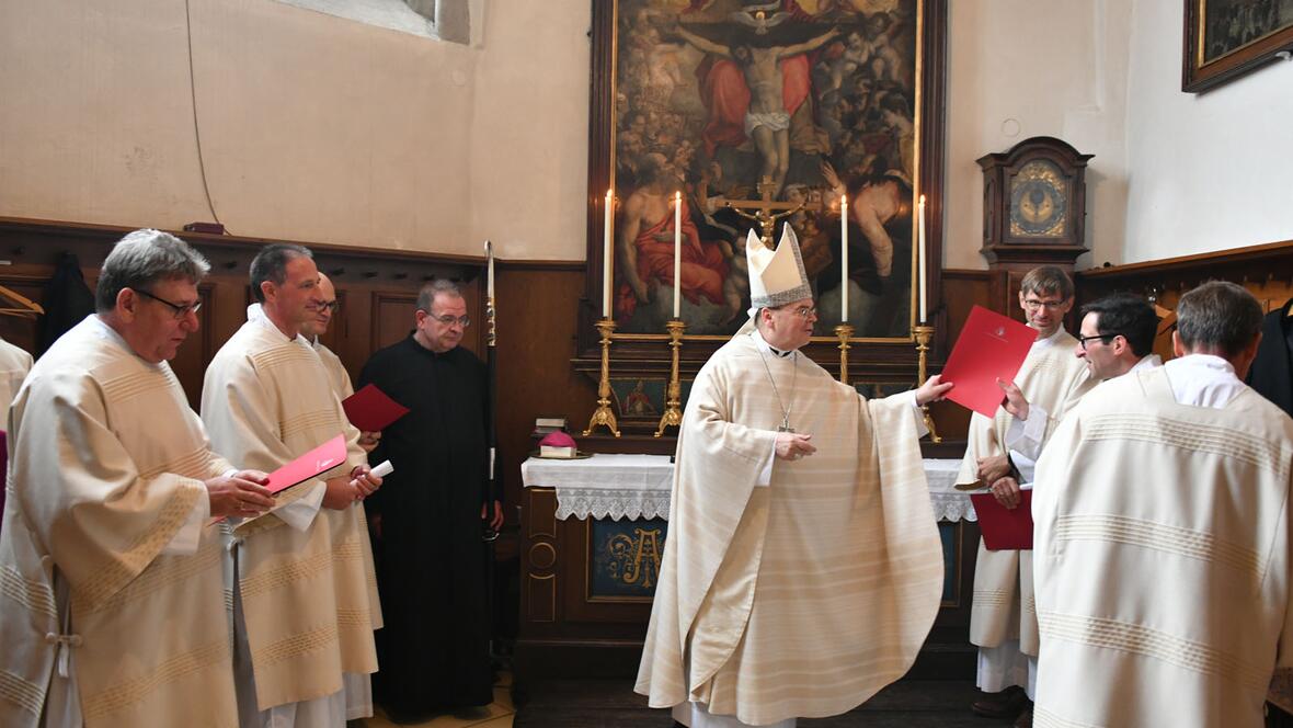 Bischof Bertram überreichte den Neudiakonen nach dem Gottesdienst noch ihre Weiheurkunden.