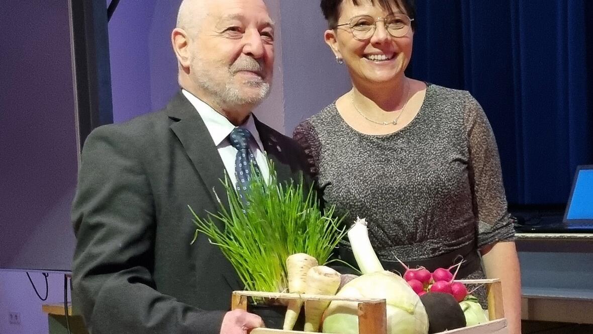 Der Sprecher des Diakonenkreises Dillingen, Diakon Eugen Schirm, überreichte der Referentin Birgit Hofmeister einen Frühlingskorb als kleines Dankeschön.