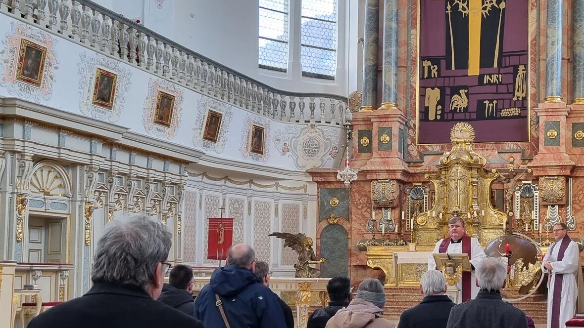 Domvikar Andreas Miesen (r.) und Domkapitular Harald Heinrich feierten mit den Diakonen das Abendlob in der Dillinger Basilika.