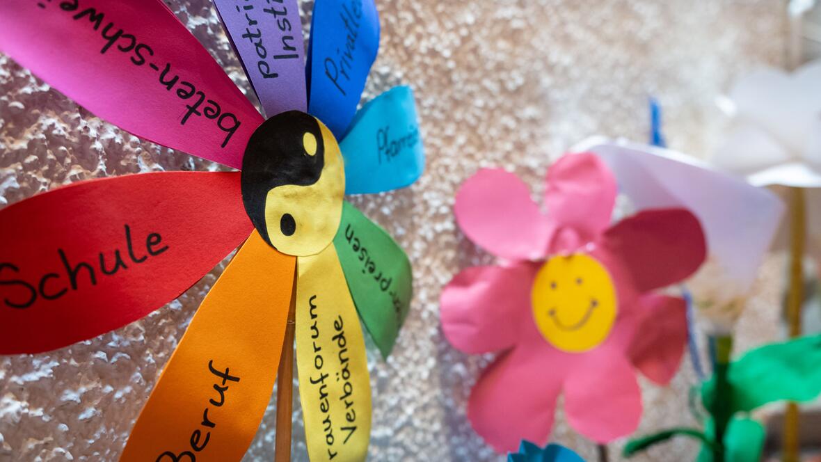 Blumen im Berufsbild: Fünfzig Jahre Gemeindereferentinnen und Gemeindereferenten im Bistum Augsburg (Fotos: Julian Schmidt / pba)