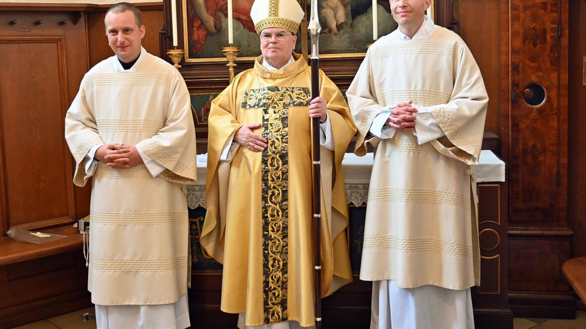 Die neuen Diakone mit ihrem Weihespender Bischof Dr. Bertram Meier (Fotos: Leander Stork / pba)