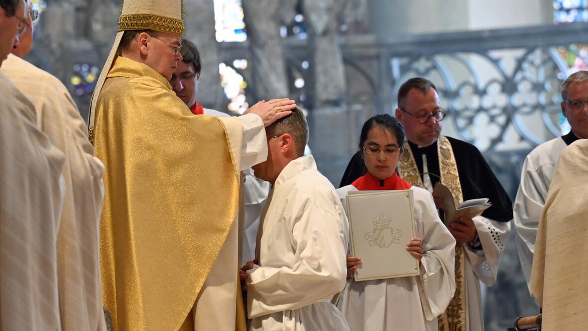 Durch Handauflegung erhielten die beiden Kandidaten die Weihe. 