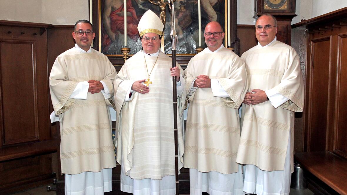 Weihe von drei Männern für den Ständigen Diakonat (von links): Christopher Appelt, Bischof Bertram, Ralf Köhler, Werner Lohner. (Fotos: Annette Zoepf / pba)