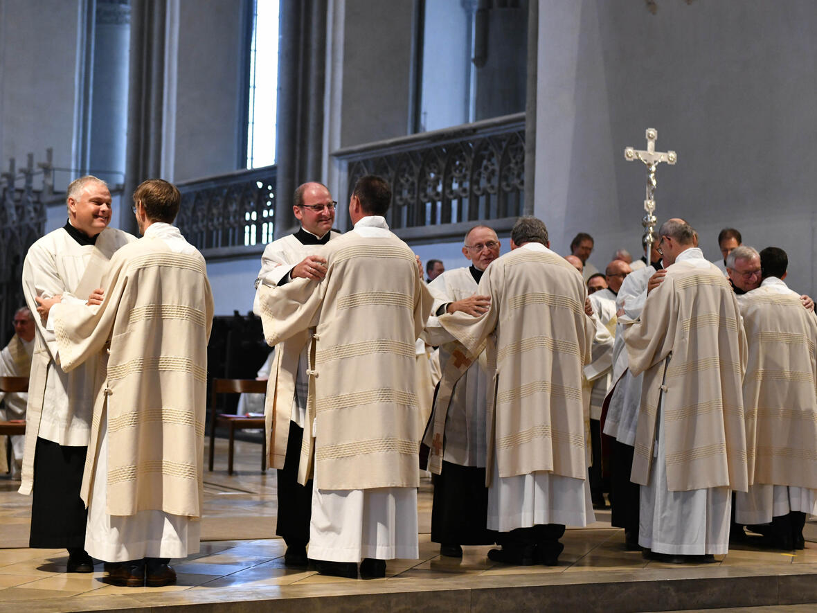 Friedensgruß bei der Diakonenweihe. (Archivfoto: Julian Schmidt / pba)