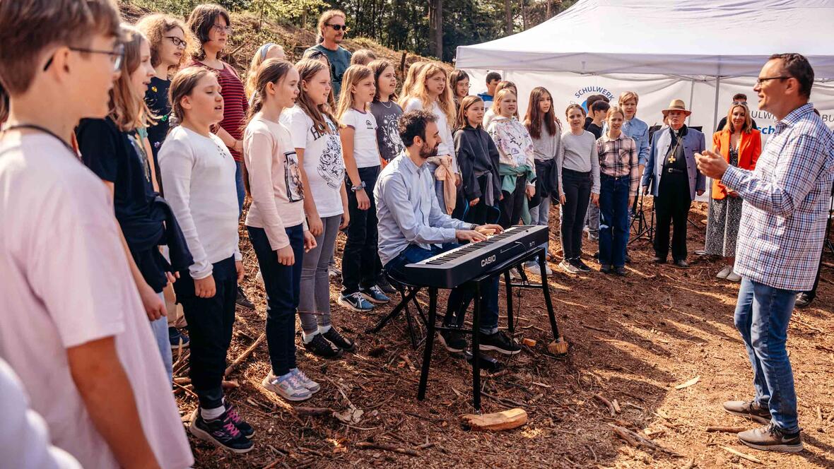 mehr-als-3-000-bildungsbaeume-gepflanzt4678855