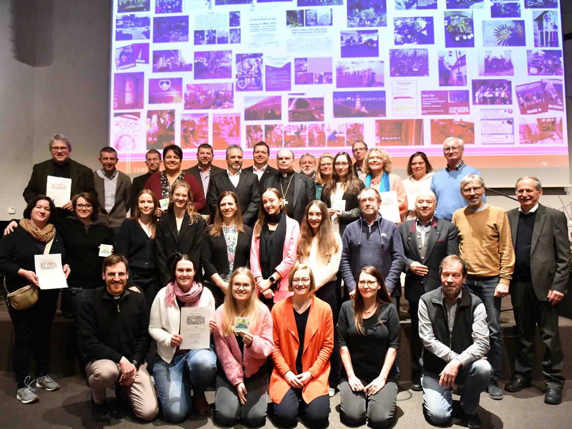 Bischof Dr. Bertram Meier hat an diesem Samstag die Preisträger des diözesanen Schöpfungspreises 2023 ausgezeichnet. In vier Kategorien wurden jeweils drei erste Sieger gewürdigt. (Fotos: Maria Rösch / pba)  