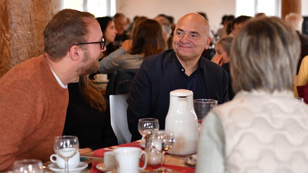 Die Verleihung fand in gemütlichem Rahmen bei Kaffee und Kuchen statt. (Foto: Maria Rösch / pba) 