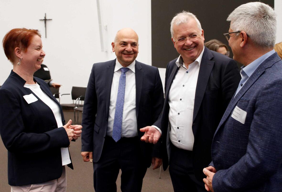 Insensiver Austausch: Kathrin Schroeder, Diakon Markus Müller, Markus Ferber und Anton Stegmair. (Foto. Judith Bornemann)