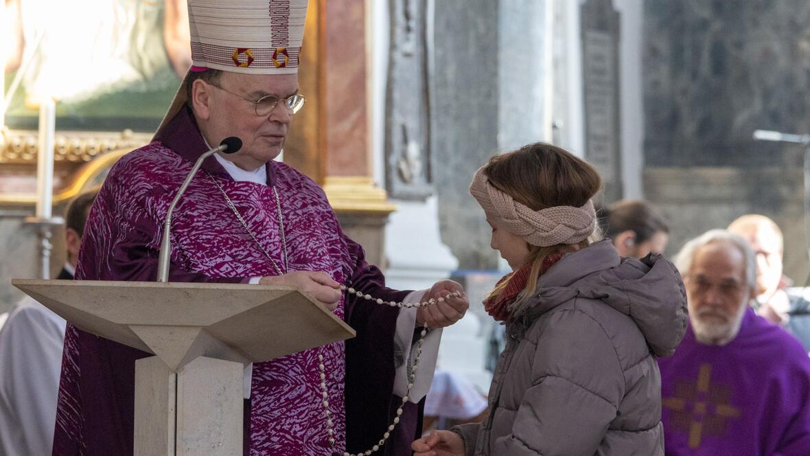 Der Bischof präsentierte in seiner Predigt einen Rosenkranz aus sogenannten Monstranzbohnen (Foto: Julian Schmidt / pba)