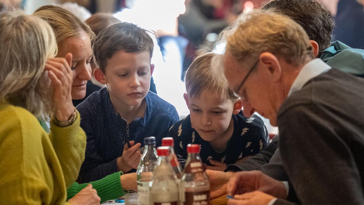 Beim anschließenden Eröffnungsprogramm hatten Groß und Klein die Gelegenheit, die Arbeit von Misereor kennenzulernen (Foto: Klara Gniaz / pba)