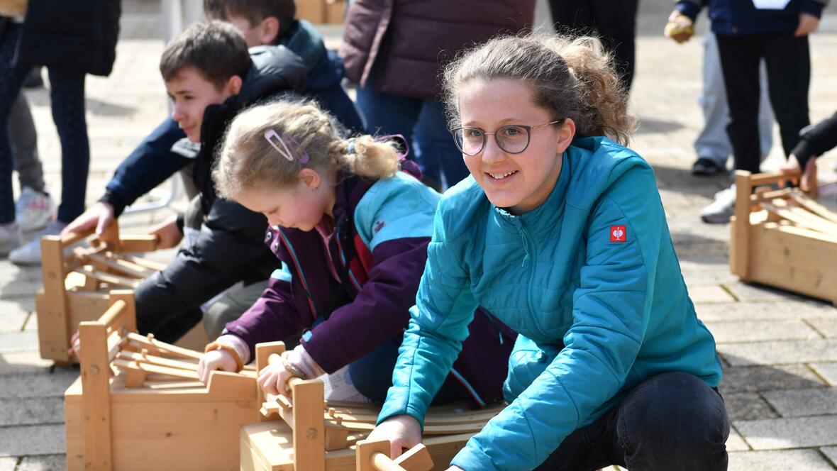 Mit großen und kleinen Rätschen machten die Kinder und Jugendlichen bei der Eröffnung ordentlich Krach.