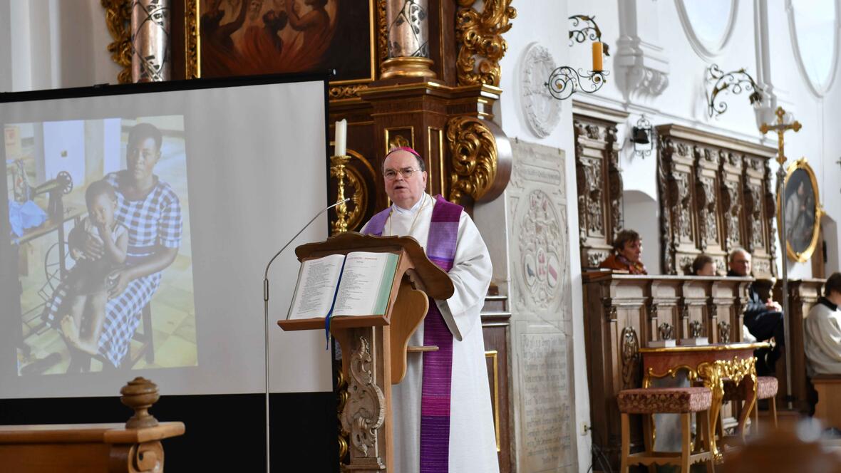 Im Gottesdienst wurde den Ministrantinnen und Ministranten der Brauch des Rätschens, aber auch das diesjährige Hilfsprojekt näher vorgestellt. 