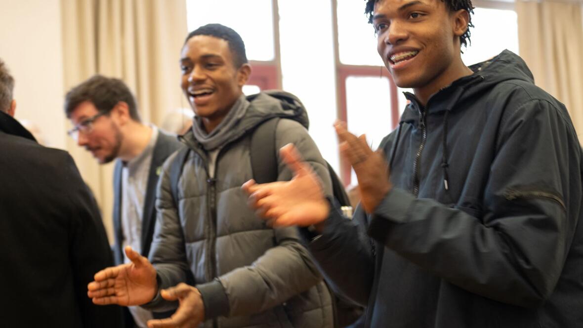 Die kolumbianischen Jugendlichen Jailer Cortés und Edwin Narvaéz freuten sich, in Deutschland von ihrer Heimat erzählen zu können (Fotos: Julian Schmidt / pba)