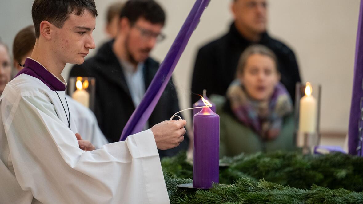 Die erste Adventskerze wird entzündet.