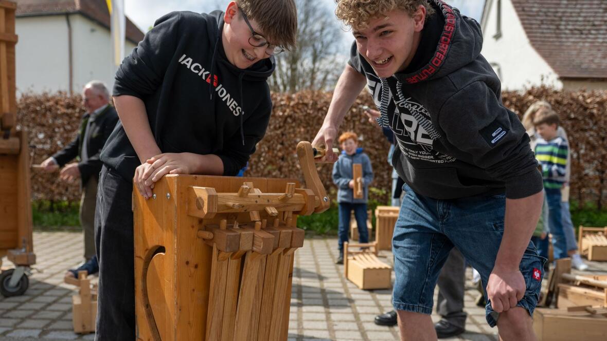 Doppel gerätscht hält besser - bei der diözesanen Rätschaktion in Westendorf (Fotos: Julian Schmidt / pba)