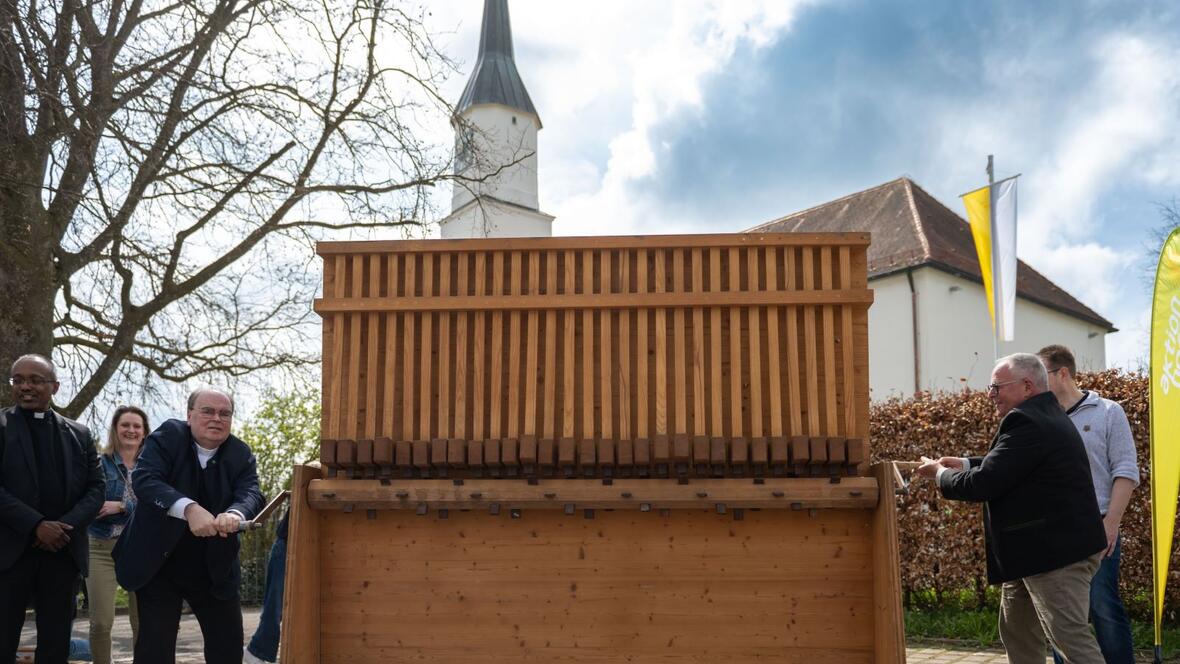 Bischof Bertram und Bürgermeister Fritz Obermaier an der Riesen-Rätsche.
