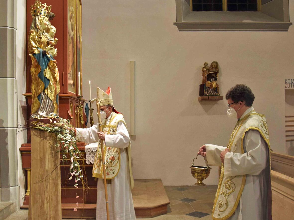 Weihbischof Florian Wörner segnete während des Pontifikalamtes im Beisein von Pfarrer Maurus Bernhard Mayer die Marienstatue. (Fotos: Verspohl-Nitsche)