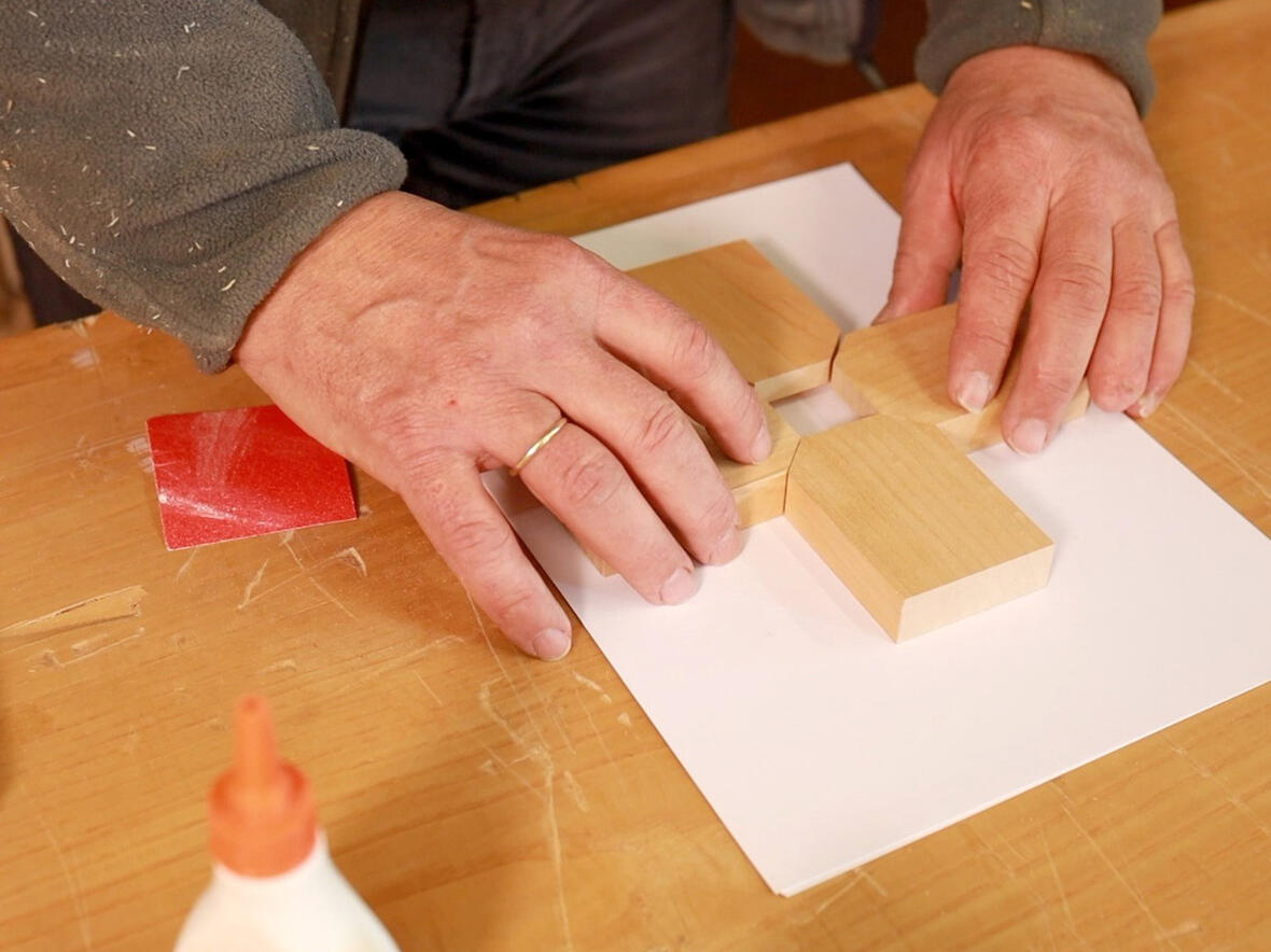 Der Bedeutung des Karfreitags mit Kreissäge, Leim und Gold nachspüren: Das können Interessierte bei einem virtuellen Besuch in der Werkstatt des Künstlers Martin Knöferl. (Foto: Martin Knöferl, "Die Tore weit") 