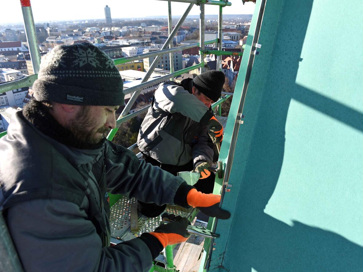 Nun bekommt auch der Südturm des Doms eine Verjüngungskur: Das Bild zeigt Spenglerarbeiten am Nordturm im Winter 2017. (Archivfoto: Nicolas Schnall / pba)