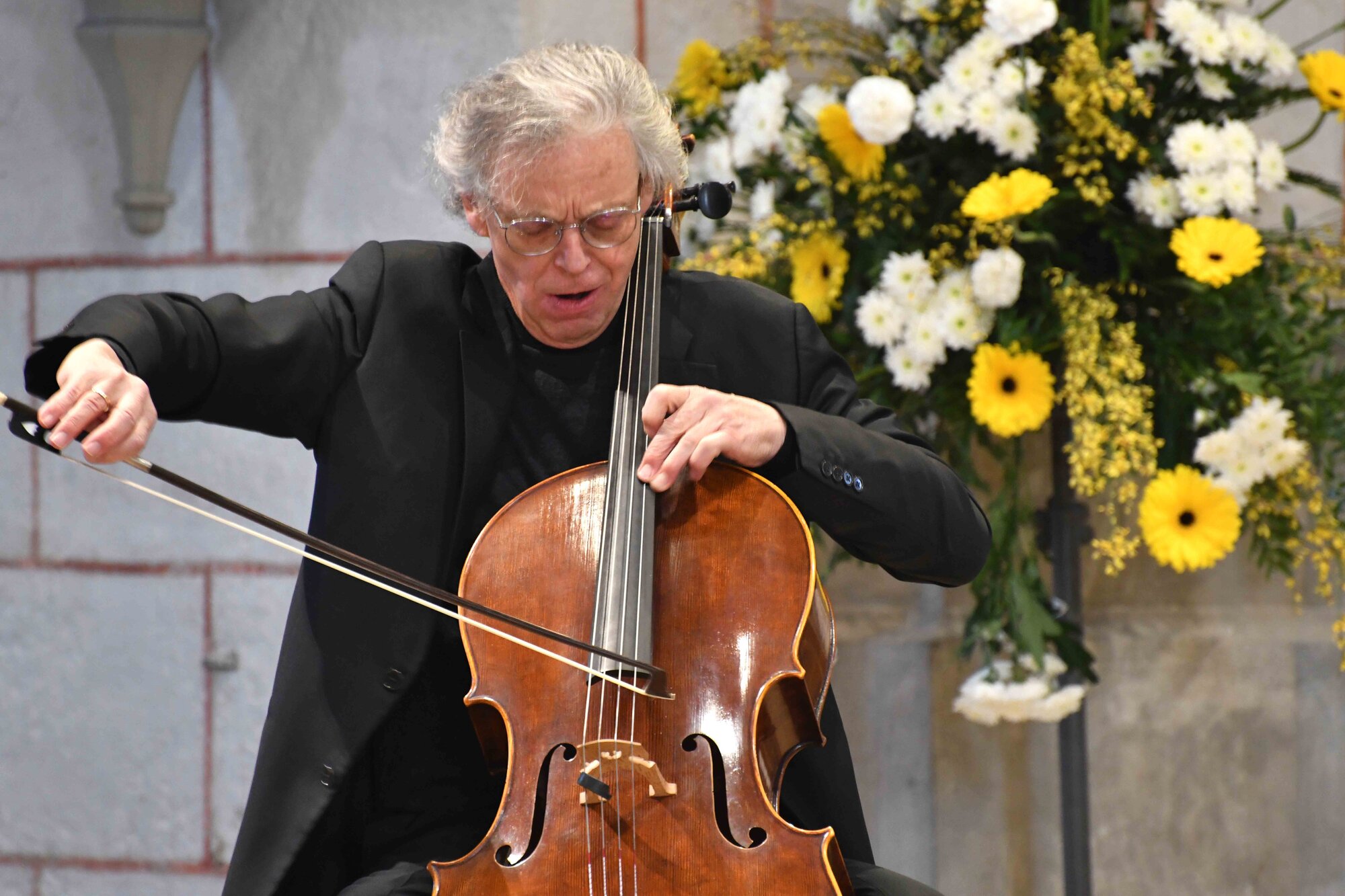 Professor Julius Berger sorgte für ergreifende Klänge am Cello.