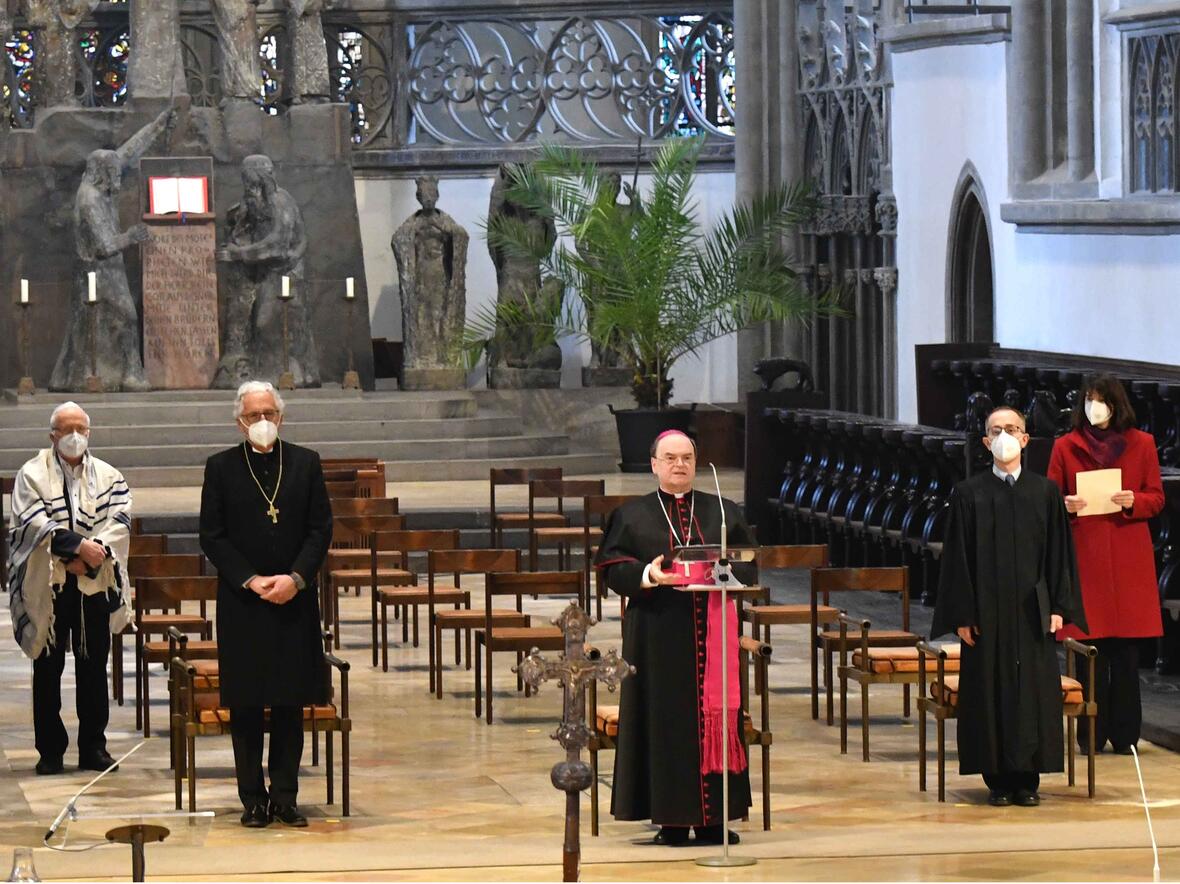 Woche der Brüderlichkeit: Bischof Bertram begrüßte zahlreiche Gäste zur Jüdisch-Christlichen Gemeinschaftsfeier im Dom. (Fotos: Nicolas Schnall / pba)