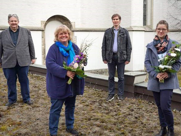 Sich gemeinsam für Familien stark machen: Geschäftsführerin Beate Dieterle (vorne links) und Monika Maslo in der Geschäftsstelle arbeiten eng mit dem Vorstand des Familienbunds zusammen. (Foto: Familienbund der Katholiken)