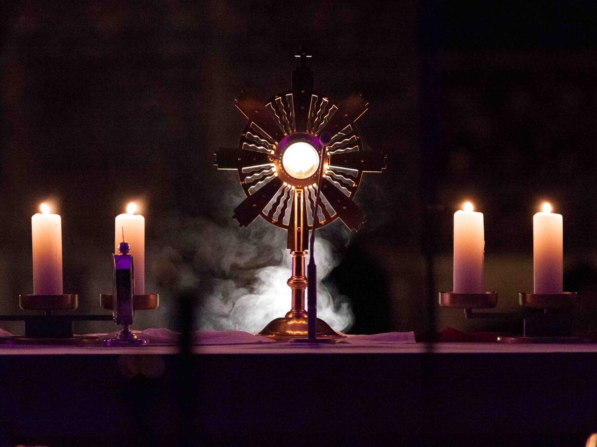 Das ausgesetzte Allerheiligste zur Anbetung auf dem Altar. (Foto: Joshua Golde)