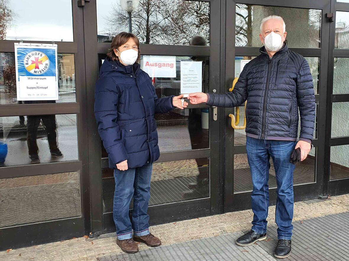 Kirchenpfleger Christoph Breunig übergibt den Schlüssel für das Pfarrzentrum an die Leiterin der Bahnhofsmission Conny Schäle. (Foto: Bahnhofsmission)
