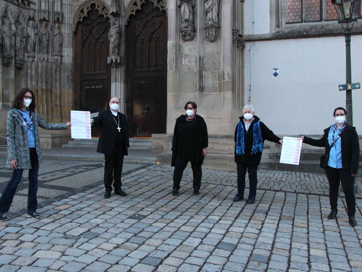 Auf dem Augsburger Domplatz überreichten sie Bischof Bertram ihre Thesen (v.links): Franziska Hankl, Bischof Dr. Bertram Meier, Irene Kischkat, Marlene Scholz, Carina Seuffert. (Foto: Irene Kischkat)