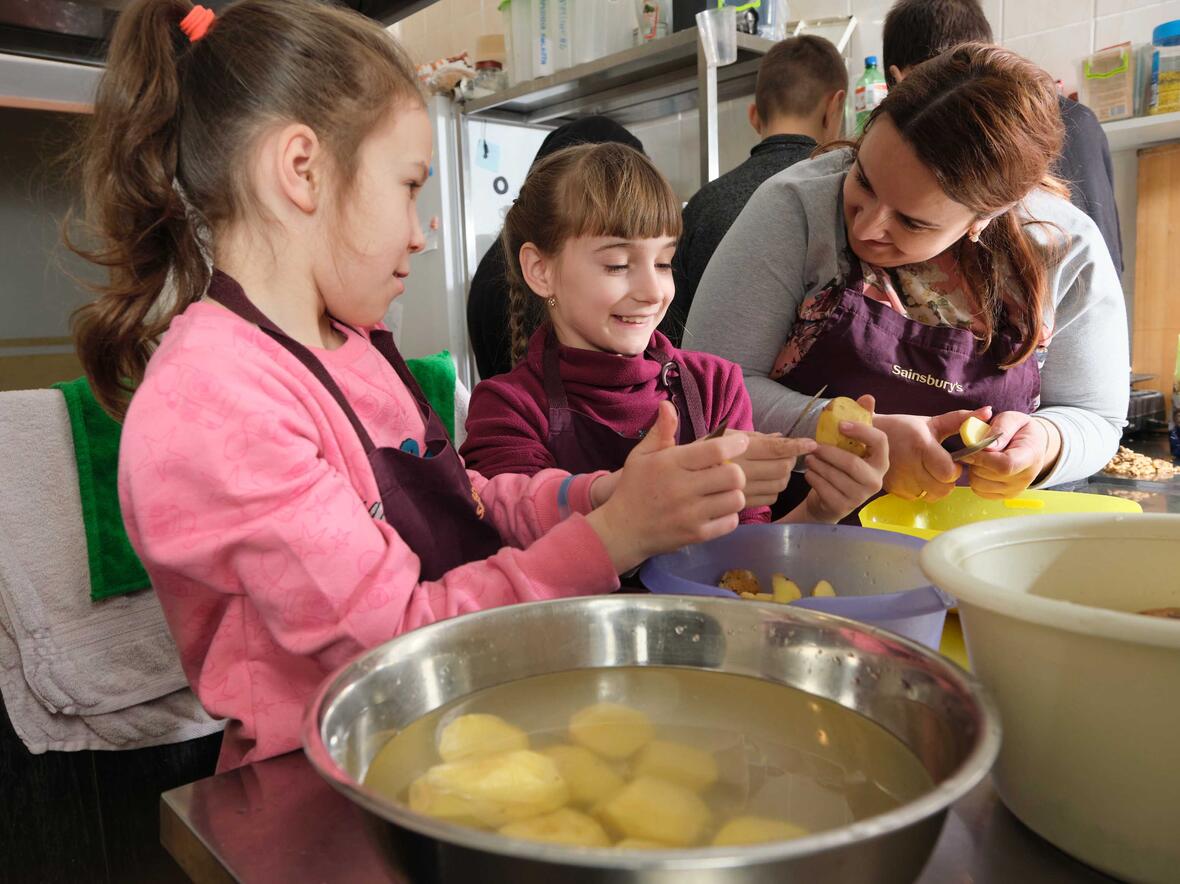 3.500 Euro kamen bei der Sternsinger-Challenge zusammen. Damit wird nun ein Unterstützungsprogramm für traumatisierte Kinder in Drohobych in der Ukraine gefördert. (Foto: Kindermissionswerk) 