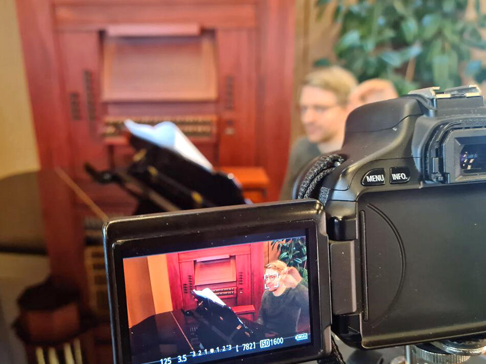 Domkapellmeister Stefan Steinemann vor der Kamera im Aufnahmestudio. (Fotos: Augsburger Domsingknaben)