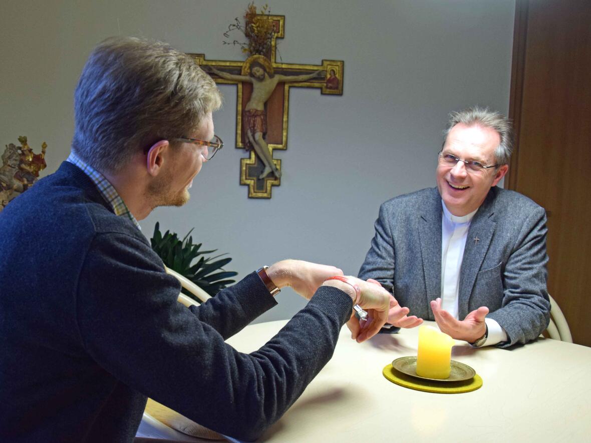 Priesterseelsorger Pfarrer Rupert Ebbers (rechts) führt ein Gespräch mit einem Mitbruder. (Foto: Sabine Verspohl-Nitsche / pdke)