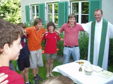 Pfarrer Bernhard Waltner mit Jugendlichen bei einem Gottesdienst im Rahmen eines Kurses des "Offenen Seminars" der Diözese Augsburg.