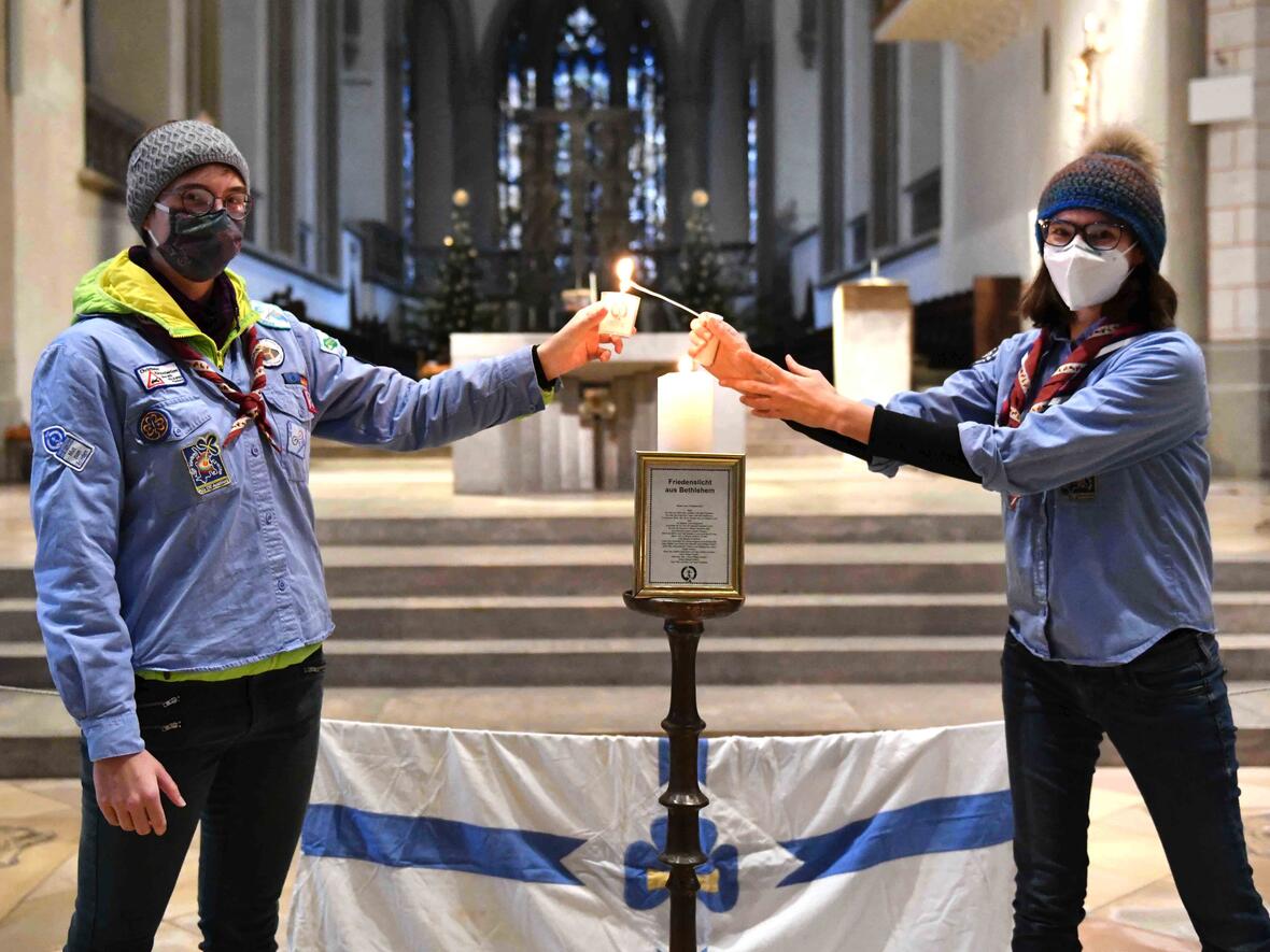 Im Augsburger Dom verteilten die Pfadfinderinnen der PSG das Friedenslicht aus Betlehem. (Fotos: Maria Steber / pba)