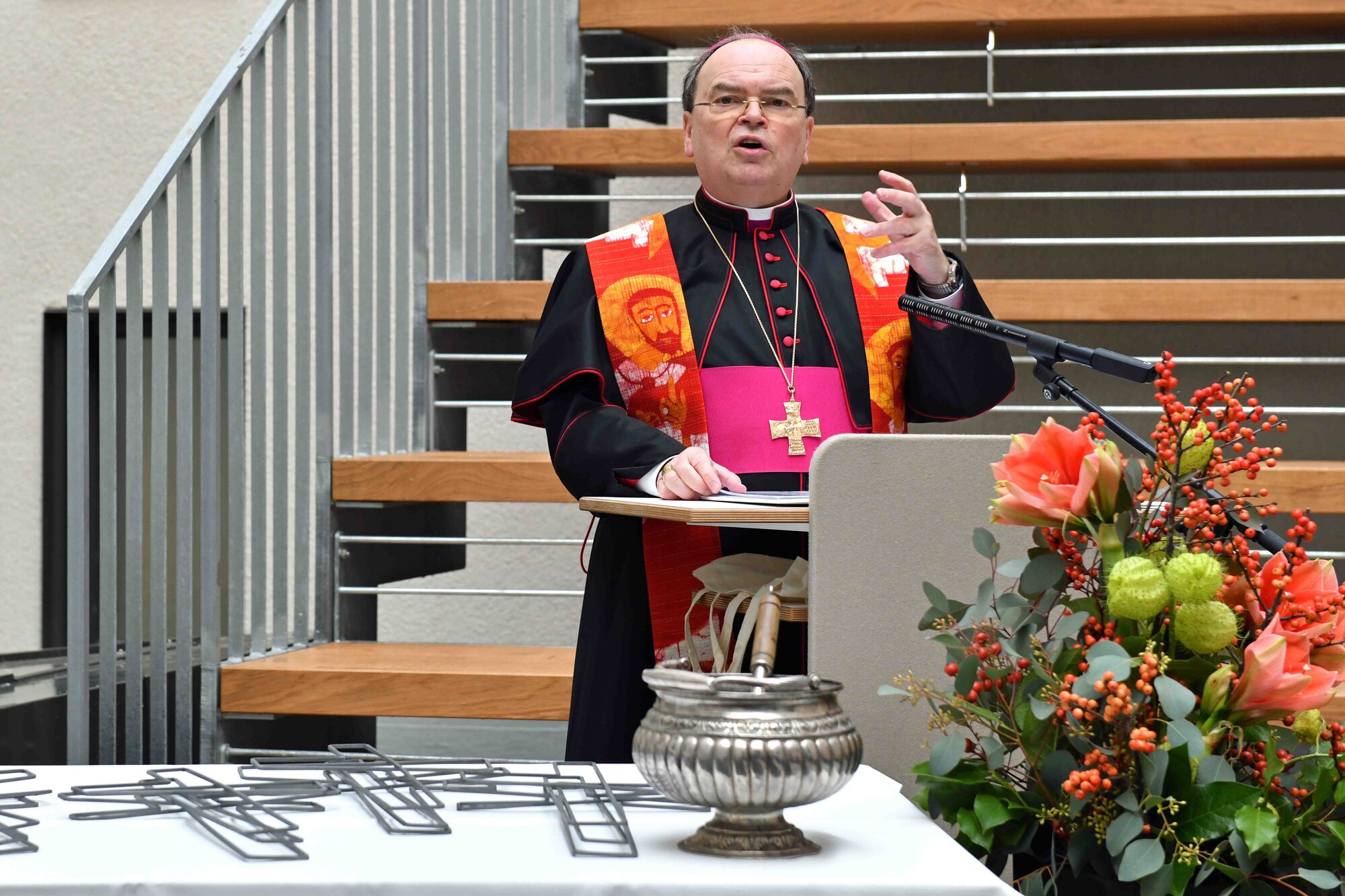 Bischof Bertram bei der Segnung des Hafnerbergs und der dortigen Wandkreuze (Fotos: Nicolas Schnall / pba)