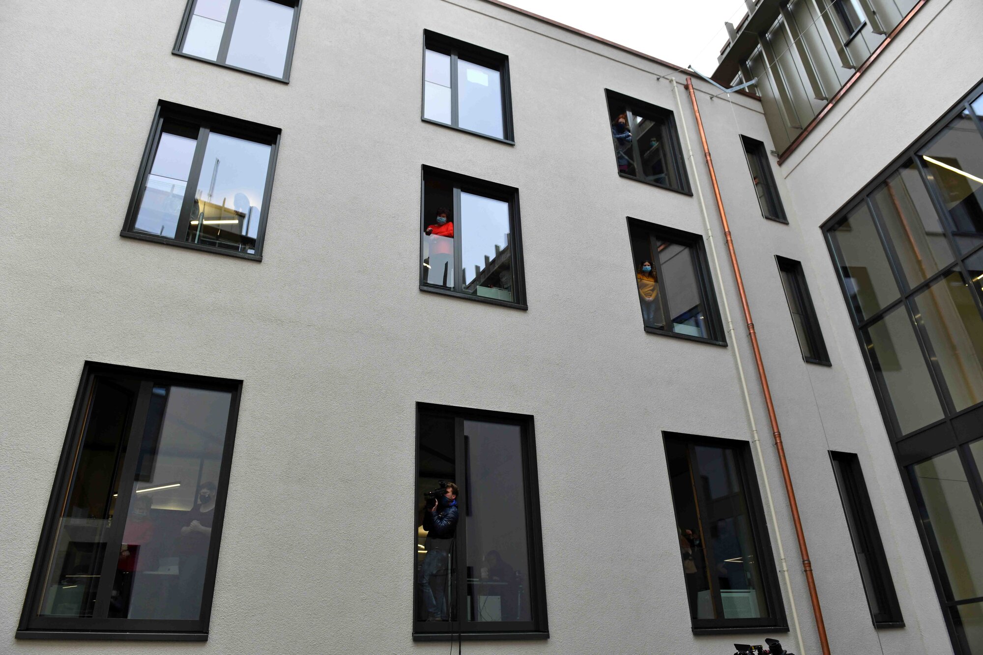 Die Mitarbeiterinnen und Mitarbeiter am Hafnerberg konnten die Segnungsfeier über die Fenster verfolgen.